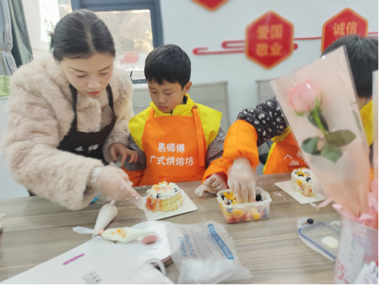 中方县开展情暖“三八”节 甜蜜伴成长亲子蛋糕DIY活动