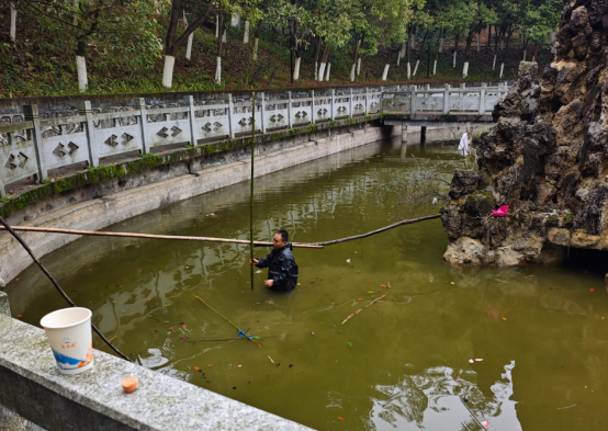 春日里的“雷锋”身影——中方县财政局保安鲍师华助人为乐见高风