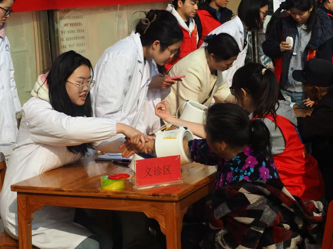 “医”心为民办实事 志愿服务暖人心——泸阳镇联合湖南医药学院开展学雷锋月主题志愿服务活动