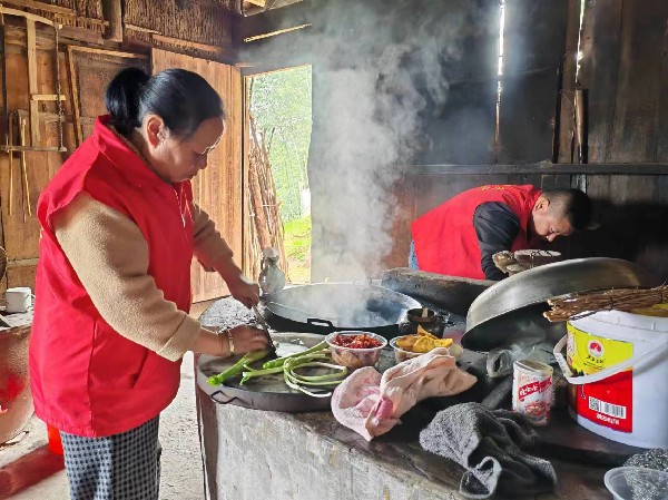 中方县桐木镇民政社工站：社工引领·志愿同行 雷锋日暖心入户情暖独居老人