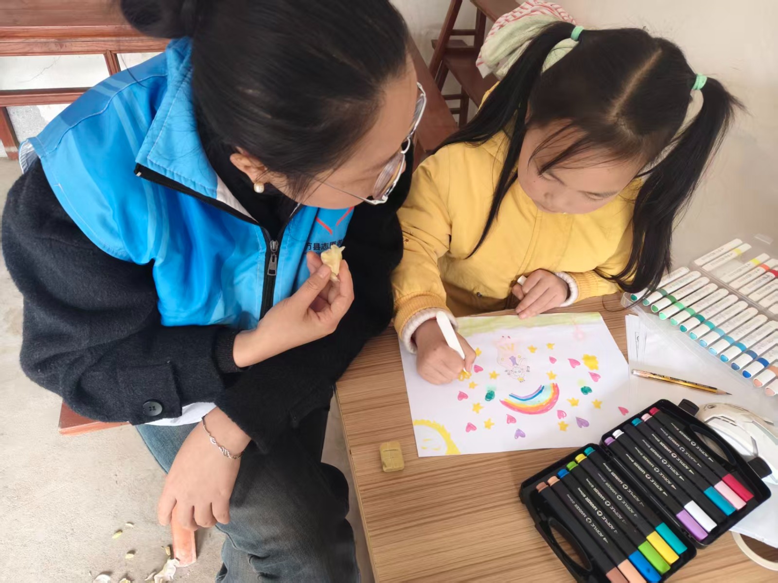 中方县花桥镇民政社工站：雷锋精神进家门   暖心关爱伴童行