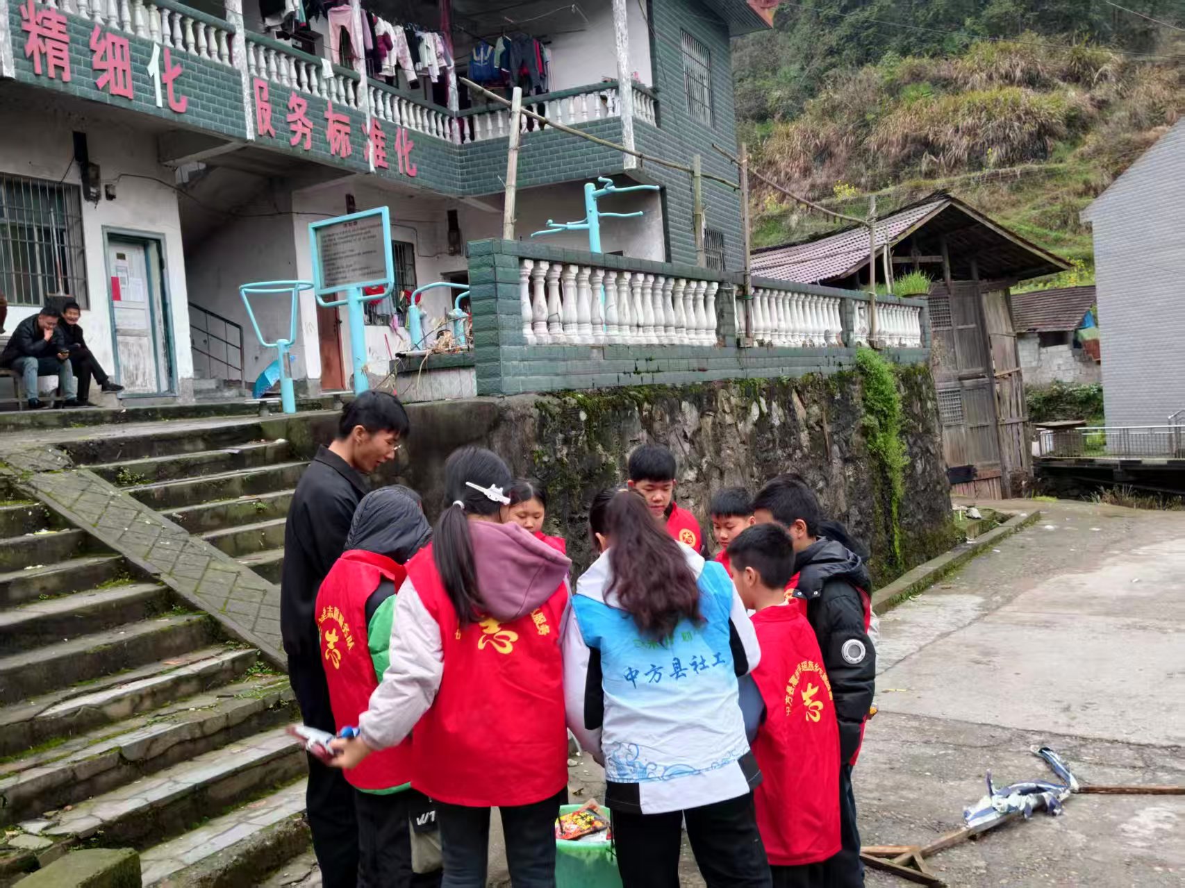 瑶乡“河小青”弯腰护苗行——蒿吉坪瑶族乡开展学雷锋环保志愿服务活动