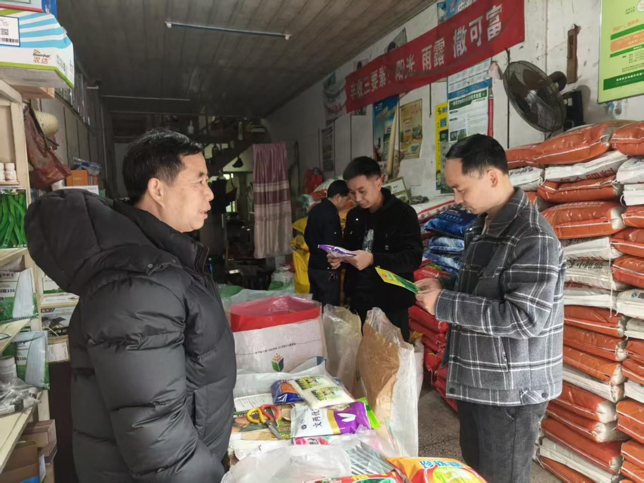 中方县铜湾镇：联合片区执法队开展农资排查行动