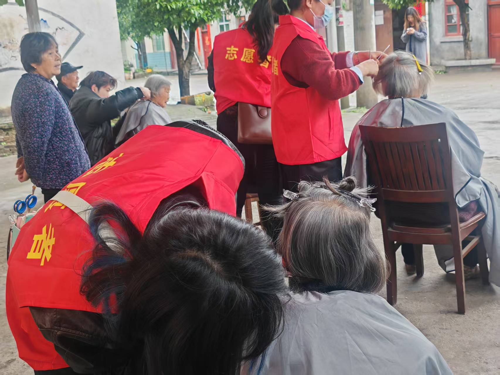 中方县泸阳镇民政社工站开展“银发焕新”爱心义剪便民服务