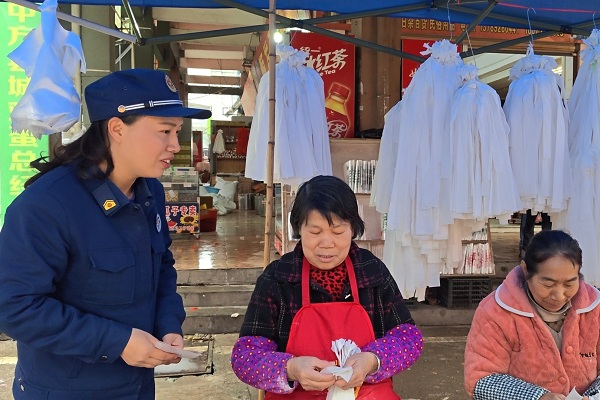 中方县消防救援大队开展清明节前消防安全宣传