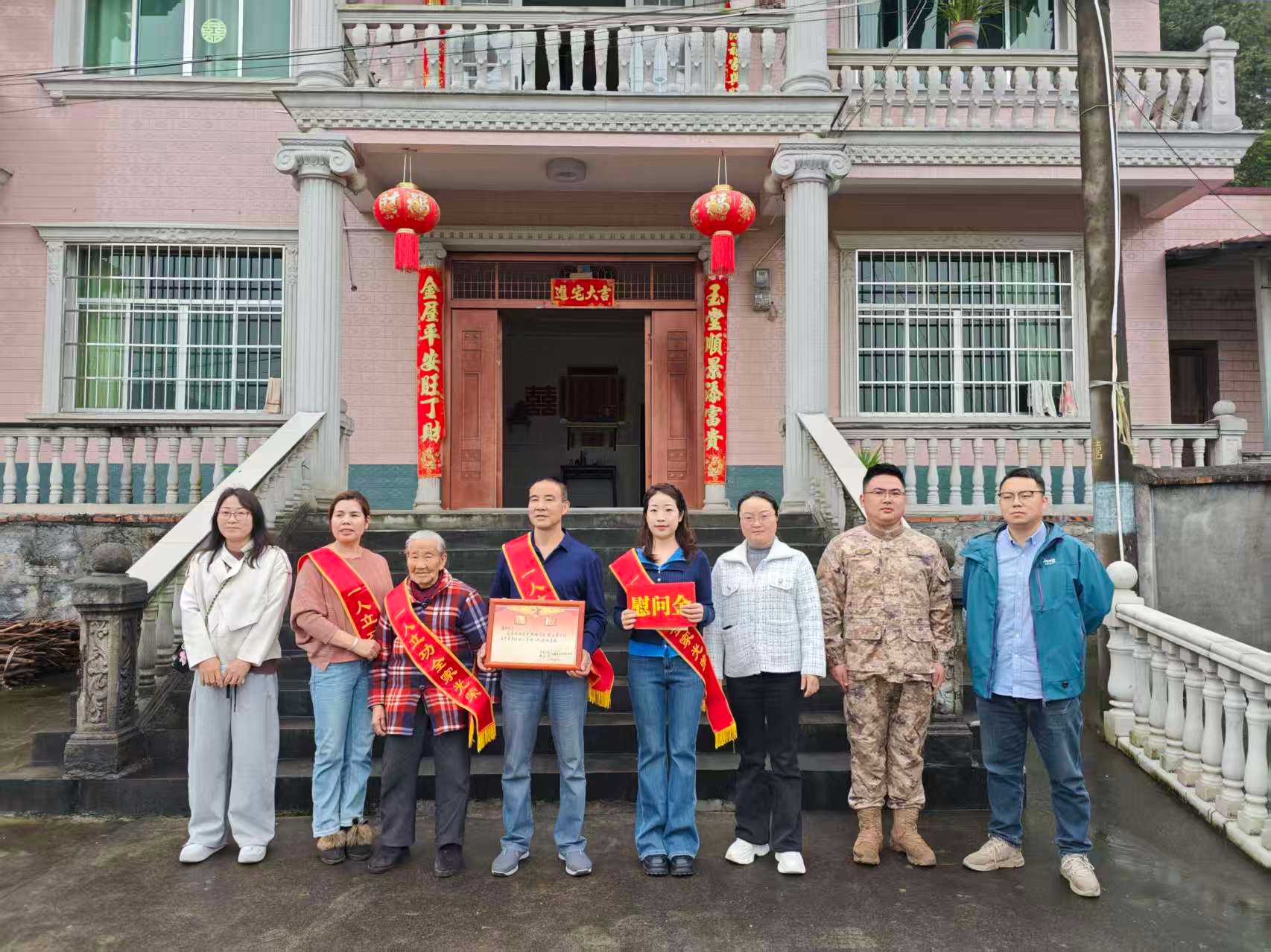 军功耀故里 荣光暖花桥——花桥镇武装部协调县军地部门为立功军人送喜报