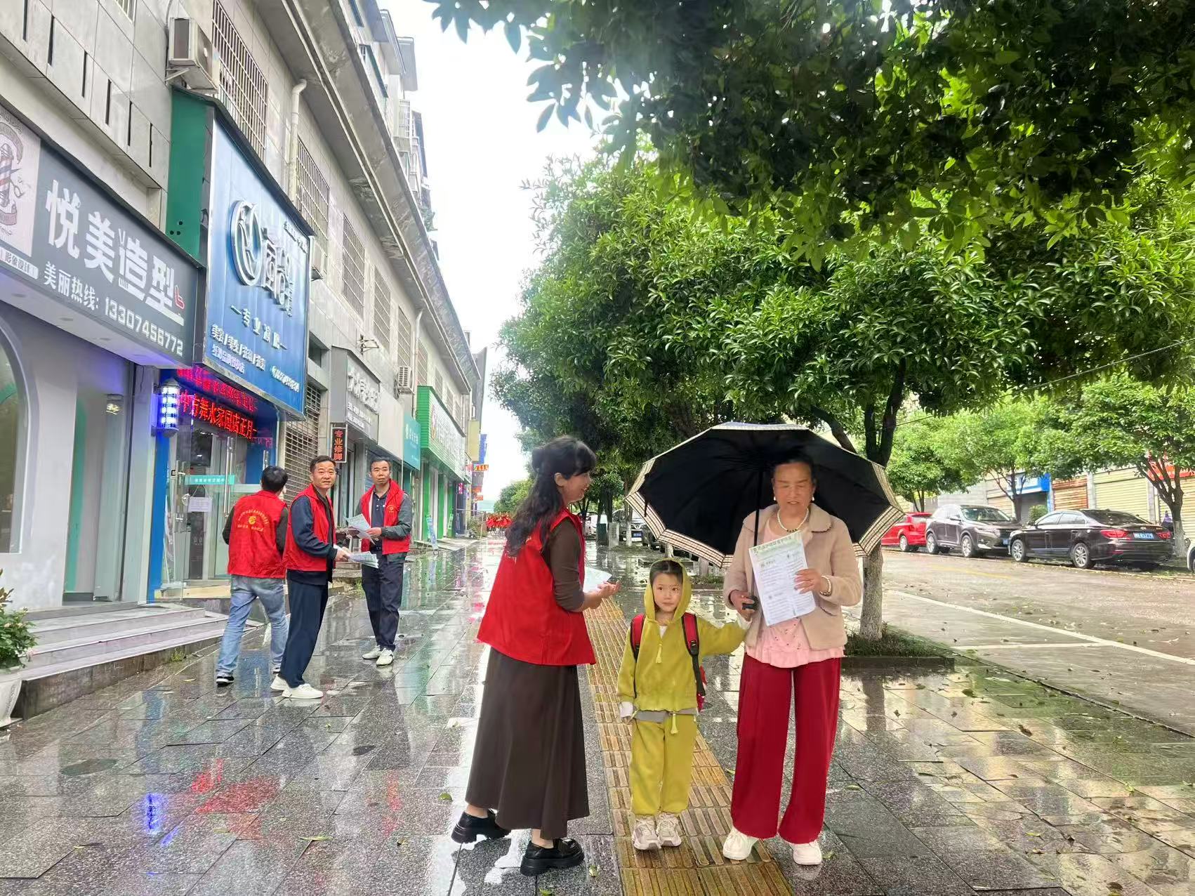 中方县中方镇芙蓉社区开展世界地球日主题宣传活动