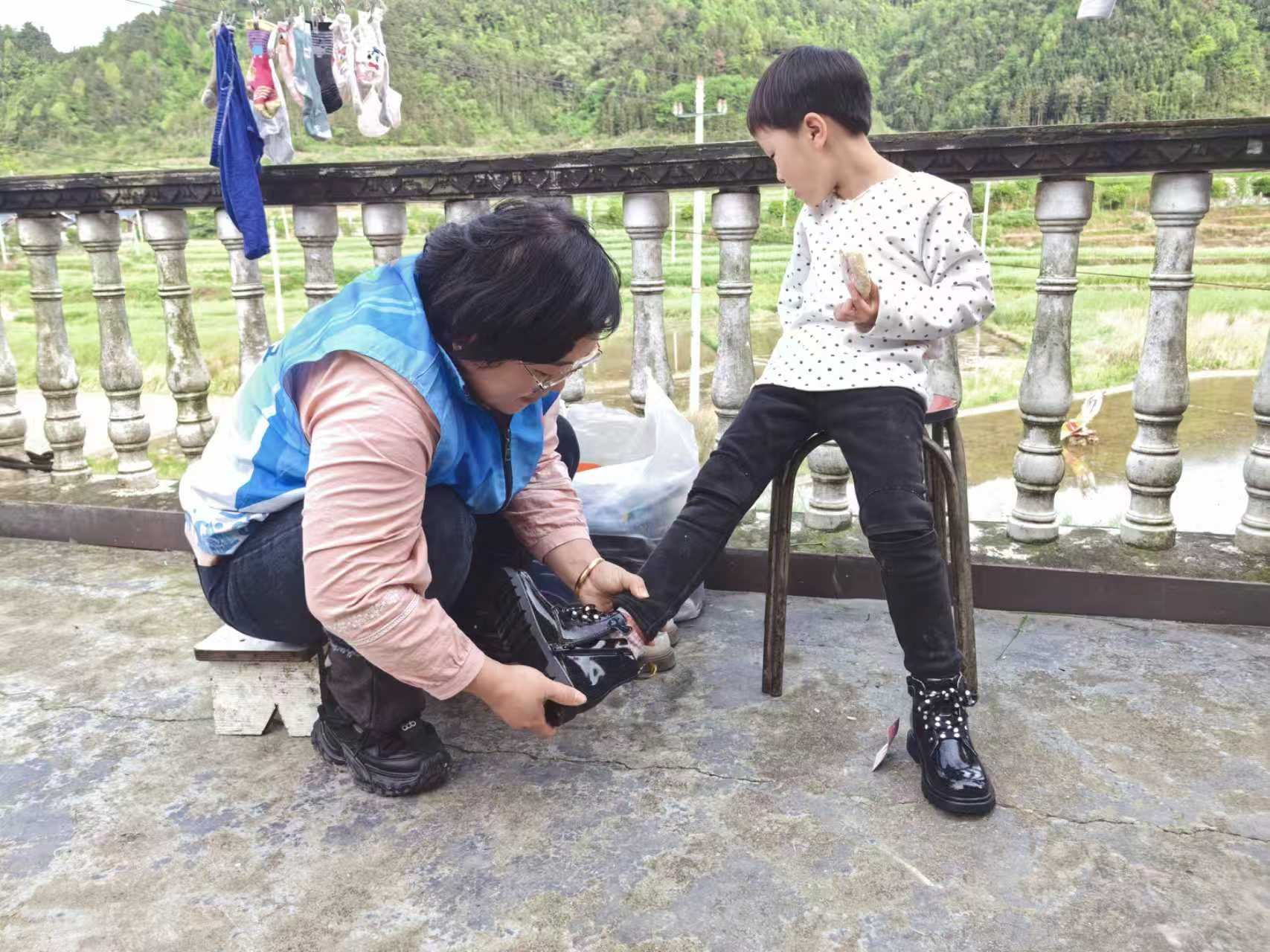 中方县新建镇民政社工站：社工引领志愿同行 爱心衣物温暖困境童心