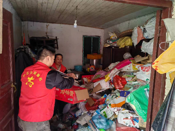 中方县桐木镇民政社工站：开展“废品清零·爱心焕居”志愿服务活动