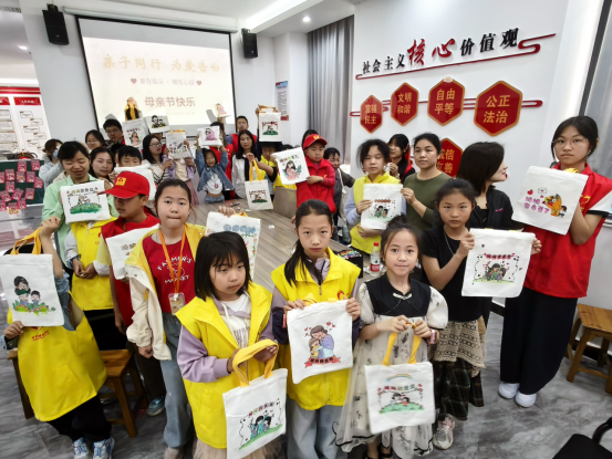 中方县开展“亲子同行，为爱告白”母亲节主题活动
