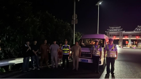 中方县交通运输综合行政执法大队联合高速交警查获一起超员并涉嫌非法营运车辆