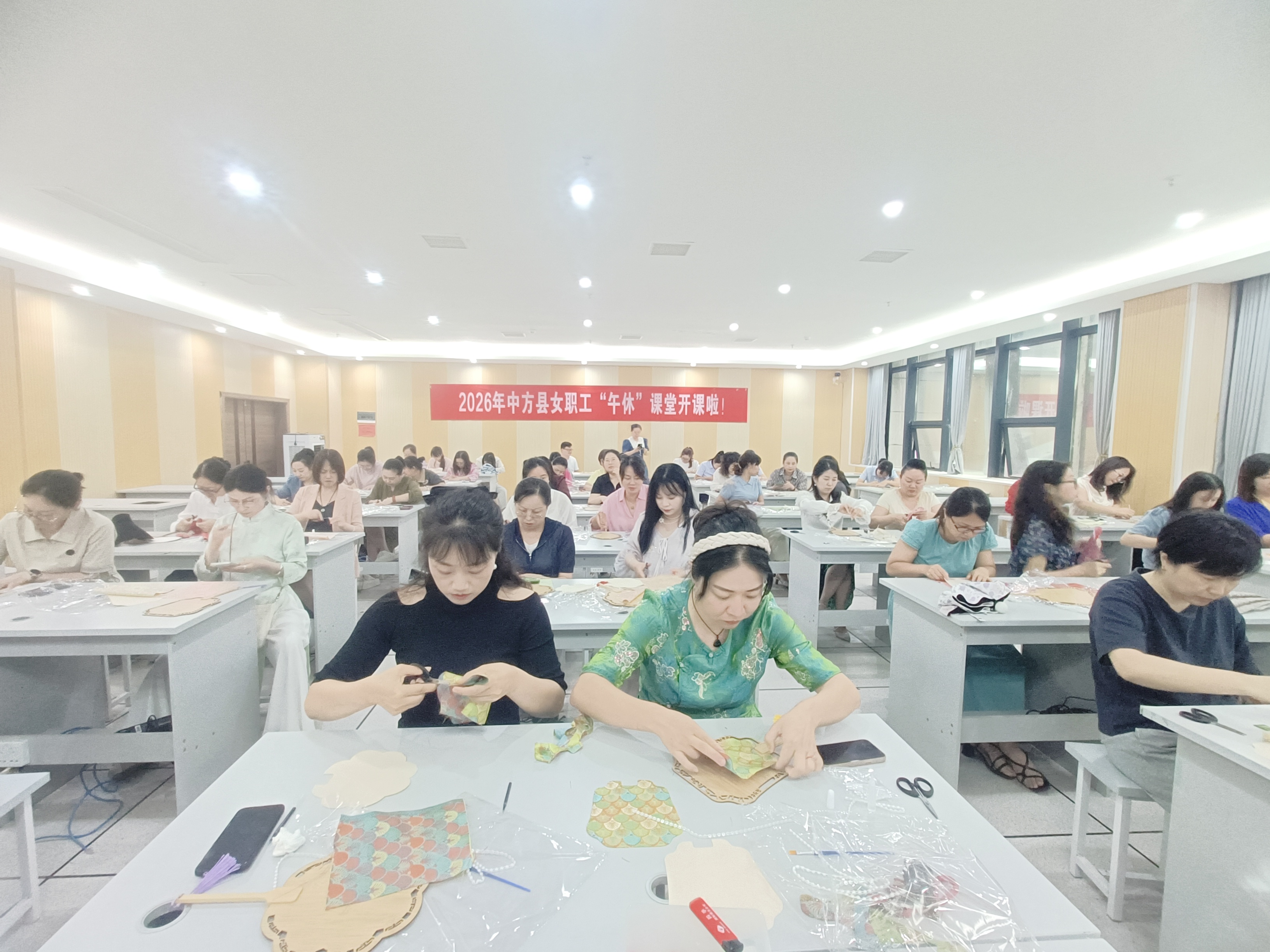 中方县总工会：关爱女职工从“午”开始   非遗课堂绽放“她”精彩