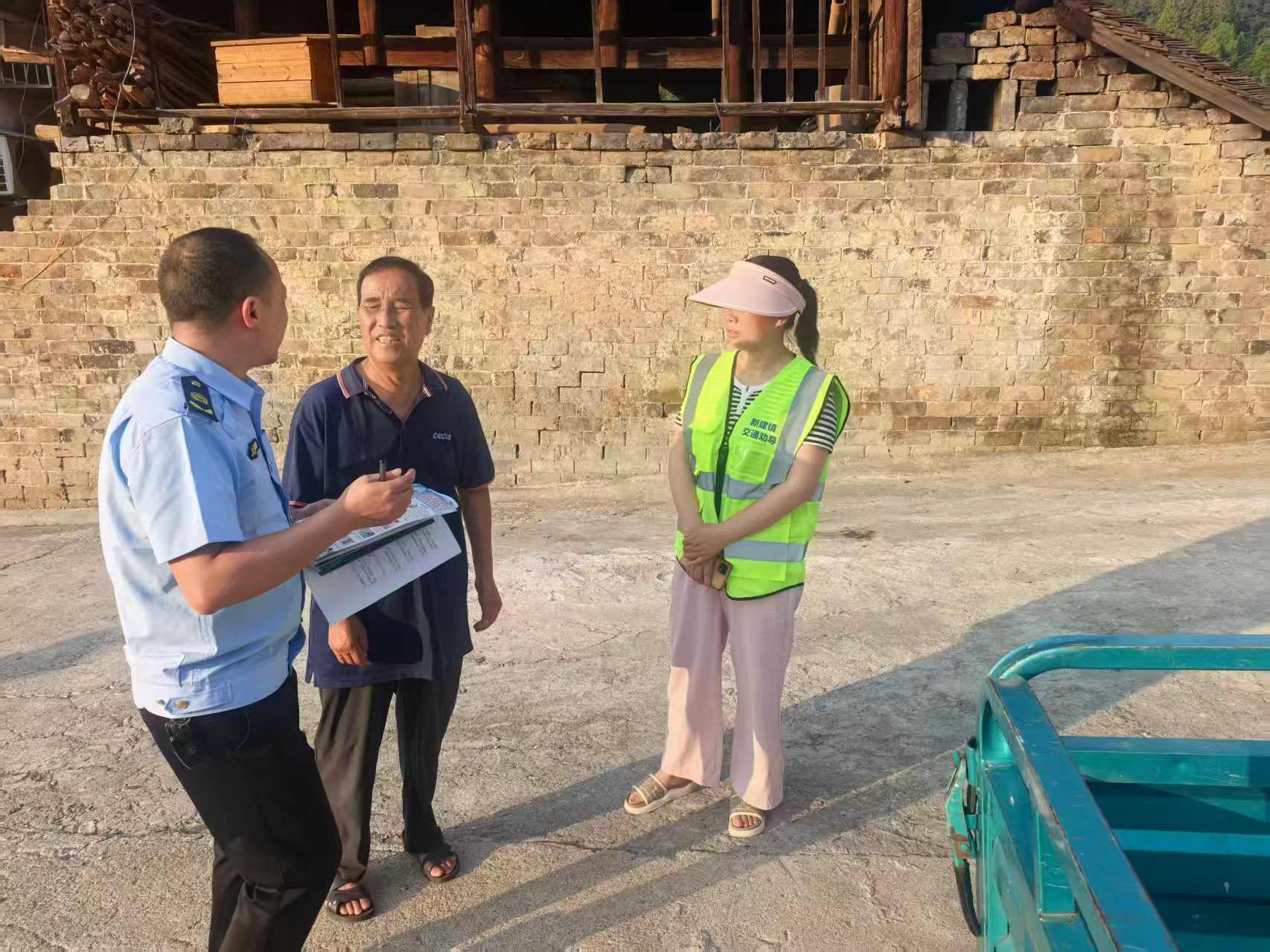 中方县新建镇：进村入户“唠”安全 交通宣传进家门