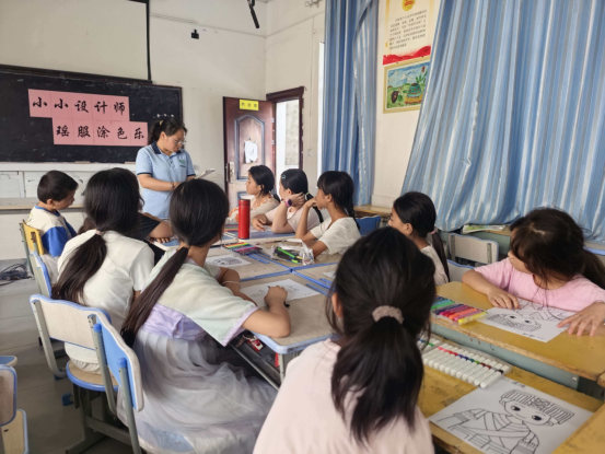 中方县蒿吉坪民政社工站开展“小小设计师”瑶族服饰涂色体验活动