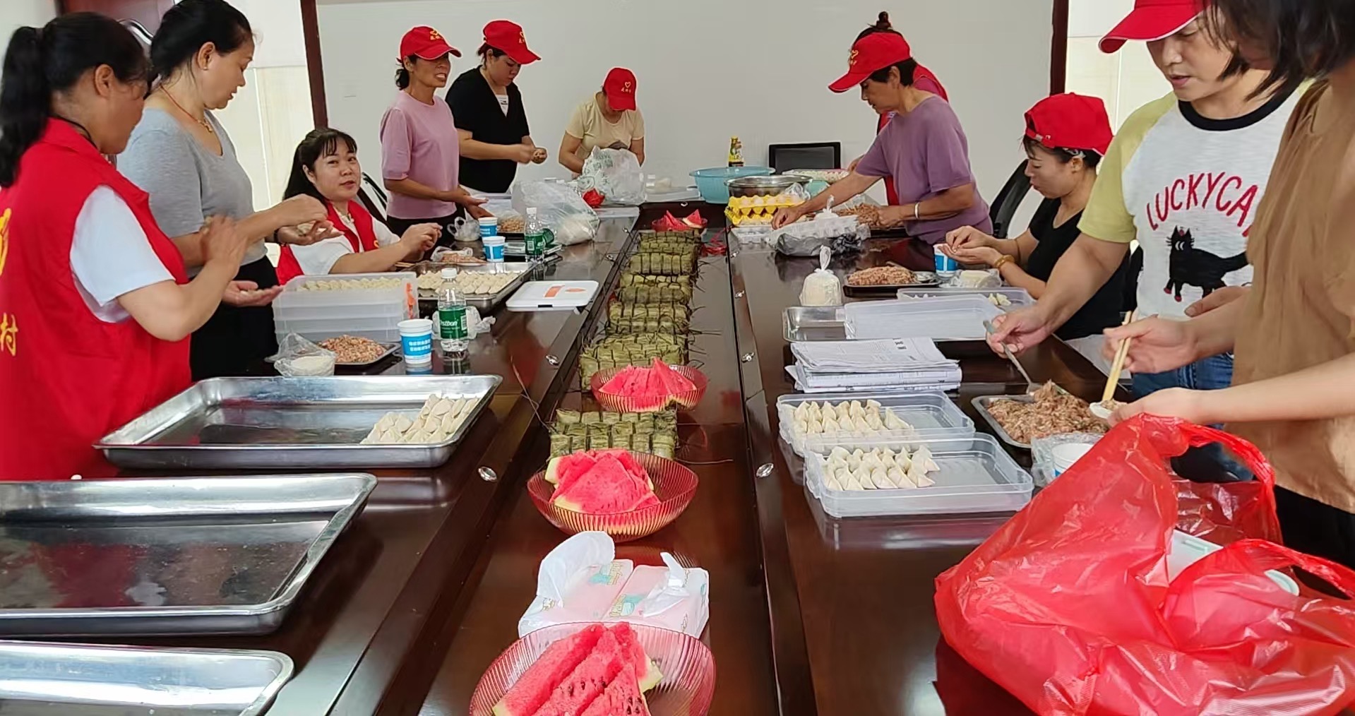 中方县花桥镇花桥村：浓情端午包饺子  党群连心暖民心