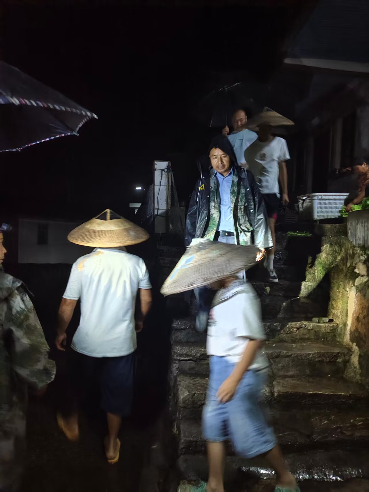 党旗在防汛抗灾一线高高飘扬|中方县花桥镇：以“迅”应汛战风雨，干群同心守安澜