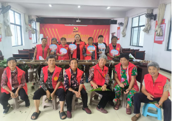 巧手迎端午 健康暖巾帼 ——中方县接龙镇卧龙村开展包粽子暨妇女健康知识宣传活动