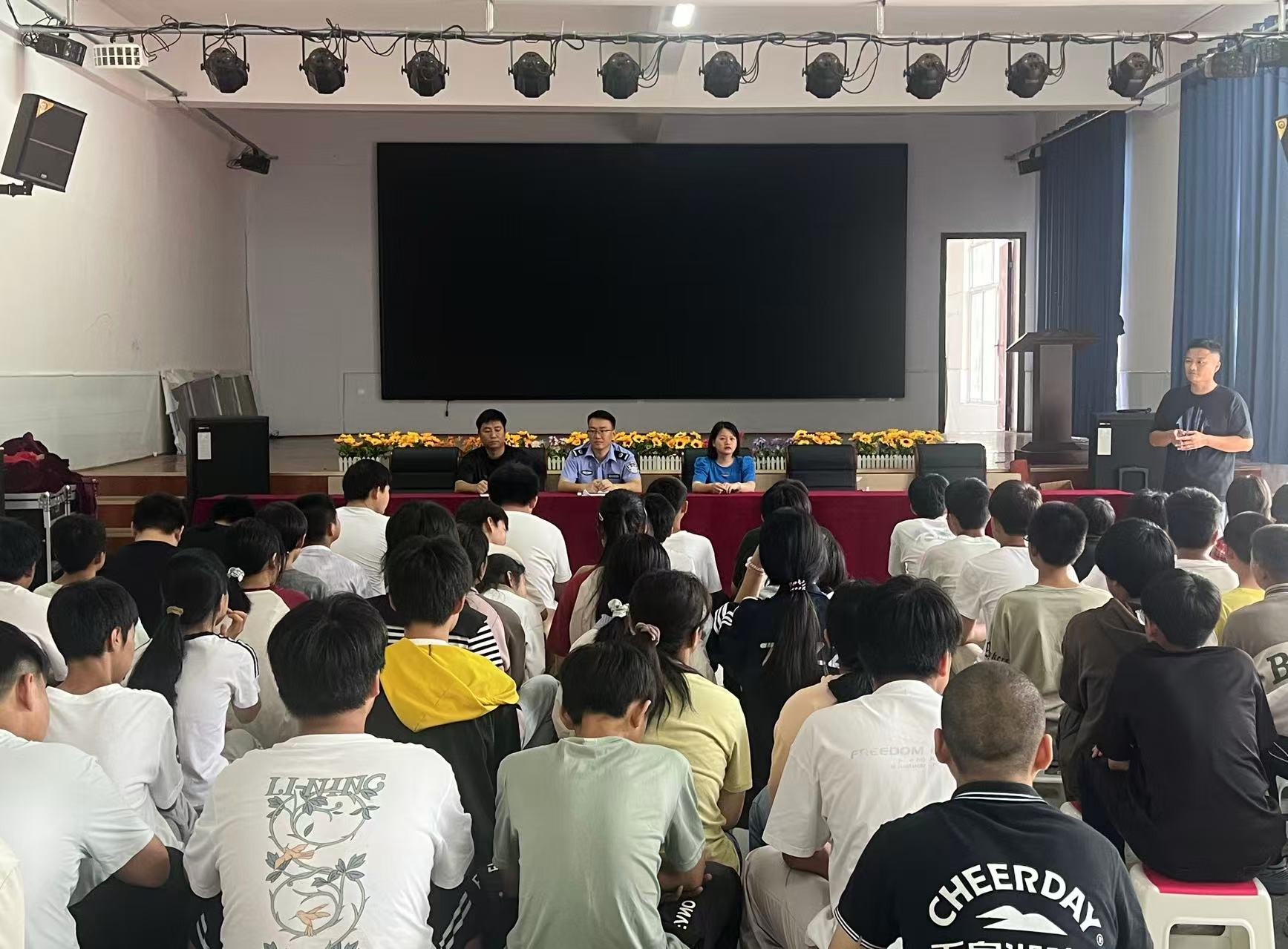 中方县袁家镇部门联动进校园 织密暑期安全防护网