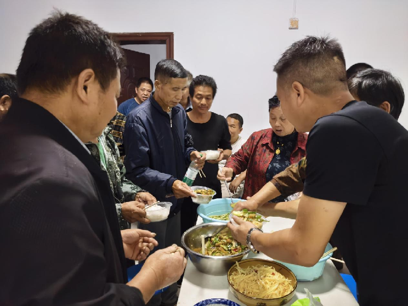党旗在防汛抗灾一线高高飘扬丨中方县中方镇：安置点内饭菜香 转移群众心里暖
