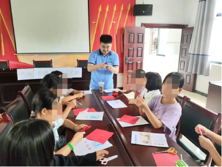 中方县接龙镇民政社工站：开展巧剪非遗·童心艺趣主题活动