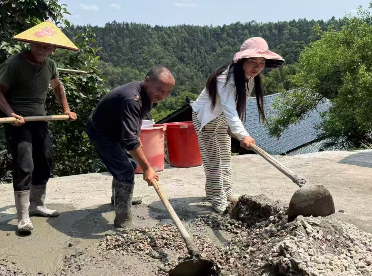 中方县新路河村开展党员干部服务群众活动