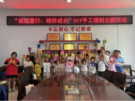 中方县铜湾镇民政社工站：巧手缝童趣 益起伴成长