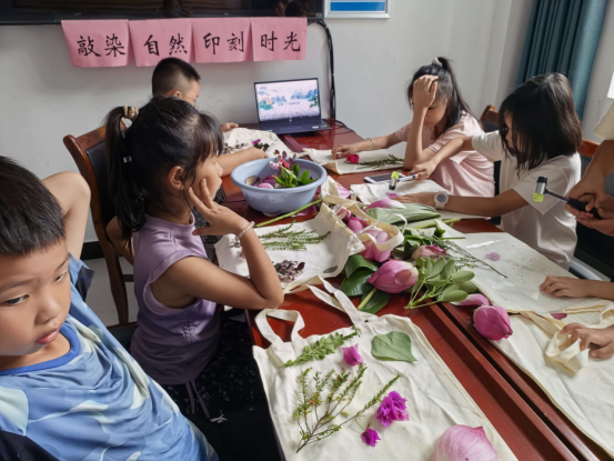 中方县蒿吉坪瑶族乡民政社工站开展“敲染自然·印刻时光”非遗体验活动