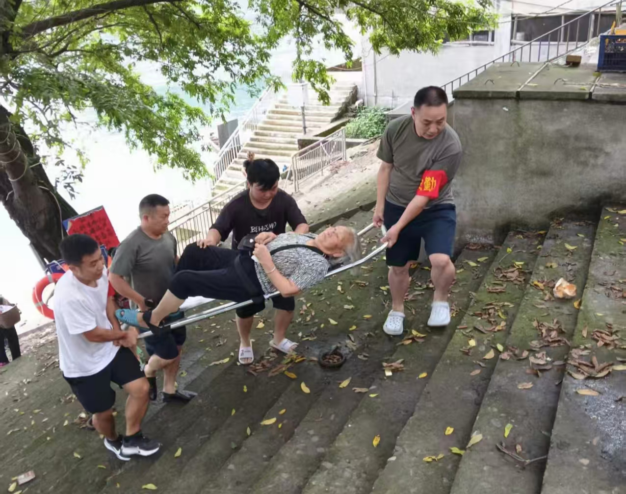 暖心集市显温情！中方县铜湾镇干部群众联手救助摔伤老人