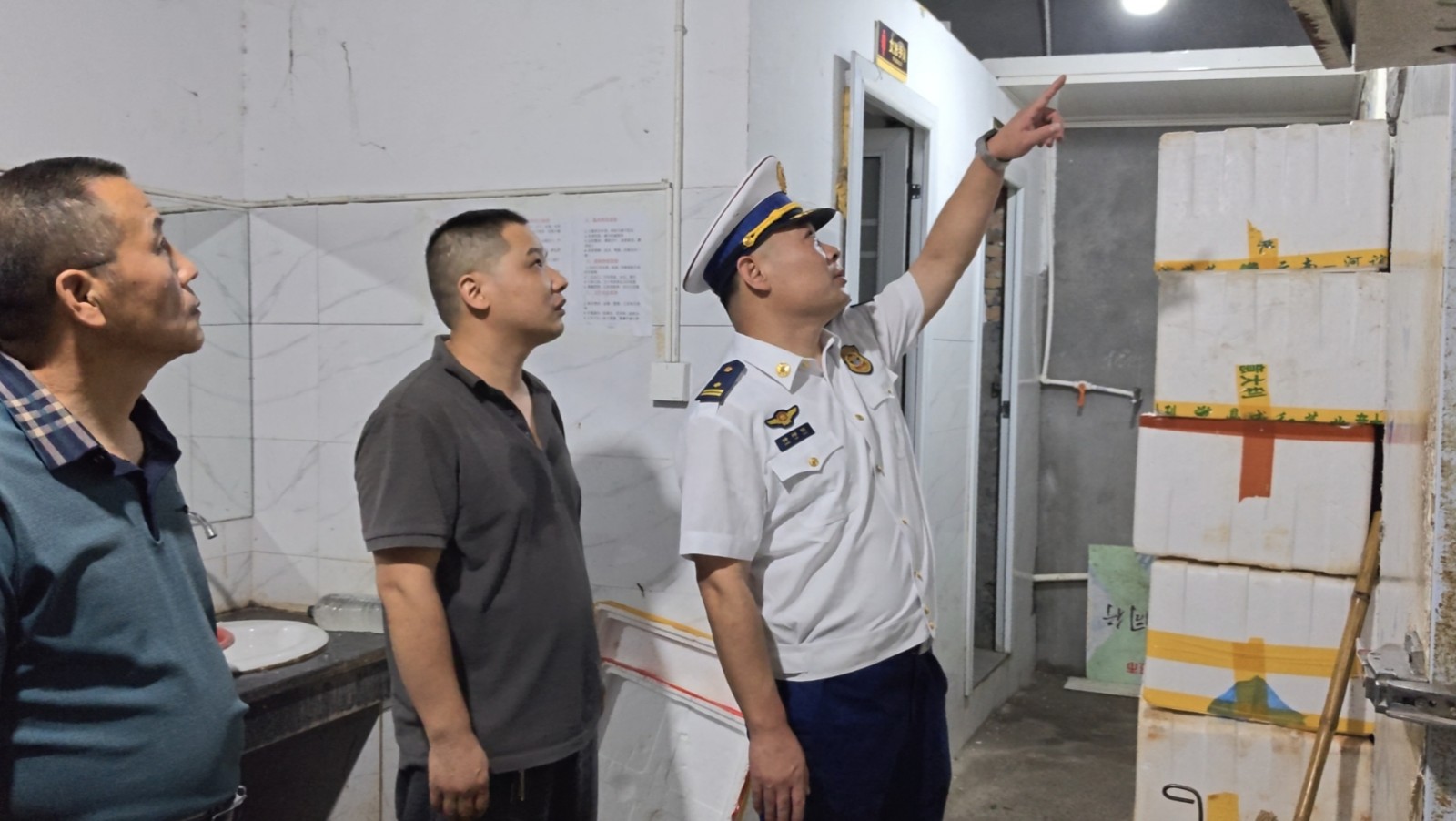 中方县消防救援大队联合中方镇开展消防安全集中夜查