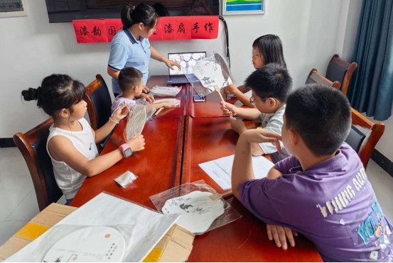 蒿吉坪瑶族乡民政社工站举办非遗漆扇体验活动