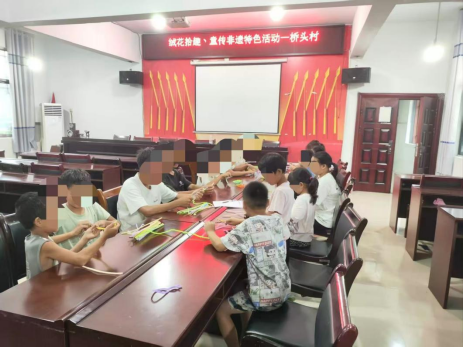 中方县接龙镇民政社工站：“绒花拾趣・童传非遗”指尖妙手体验绒花非遗之美