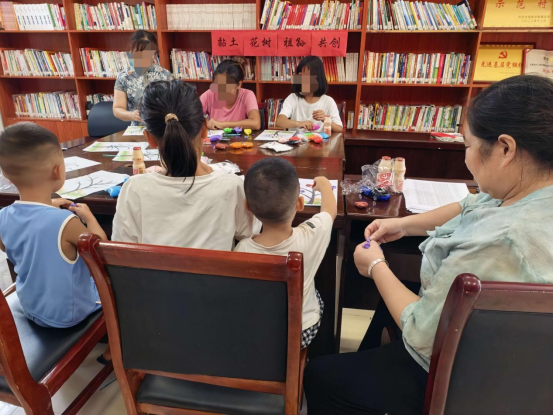中方县蒿吉坪瑶族乡民政社工站举办“黏土花树”祖孙共创主题活动