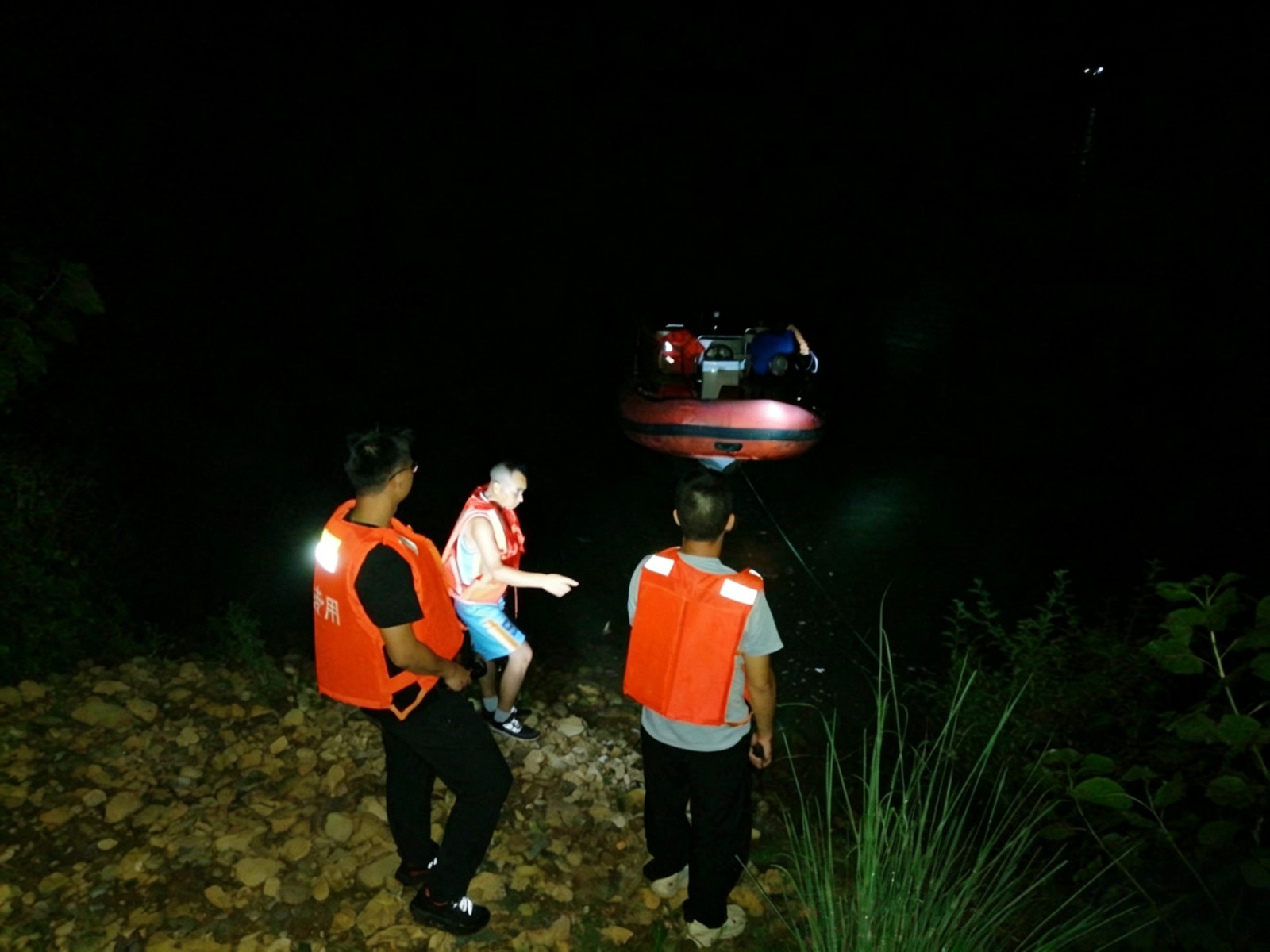 夜间巡查护安澜，铜湾镇筑牢水域安全防线