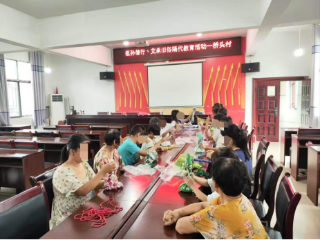 中方县接龙镇民政社工站：“祖孙偕行・艾承旧俗”以手传情促祖孙相融