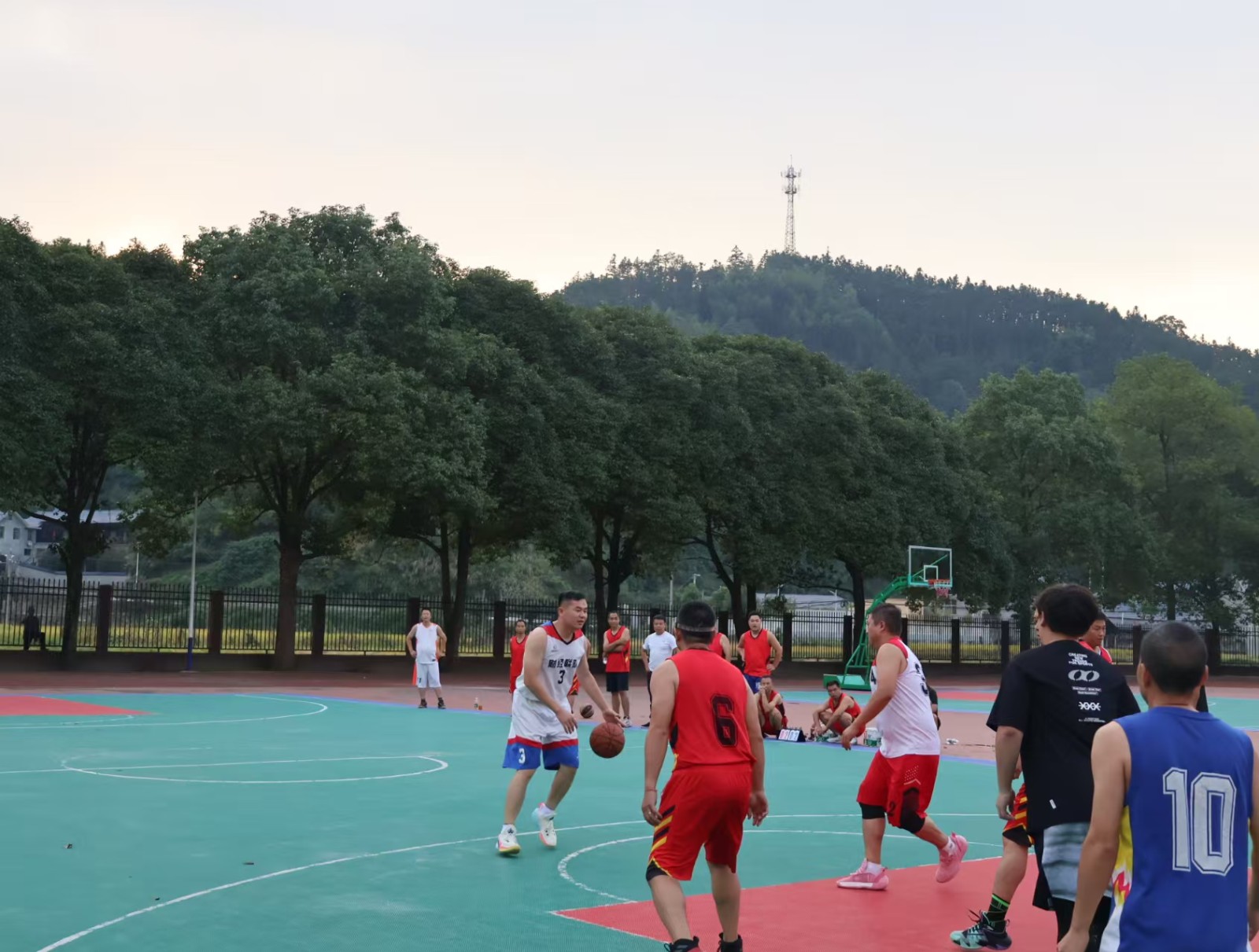 以球会友促交流 凝心聚力共奋进——铜湾镇与袁家镇开展职工篮球友谊赛