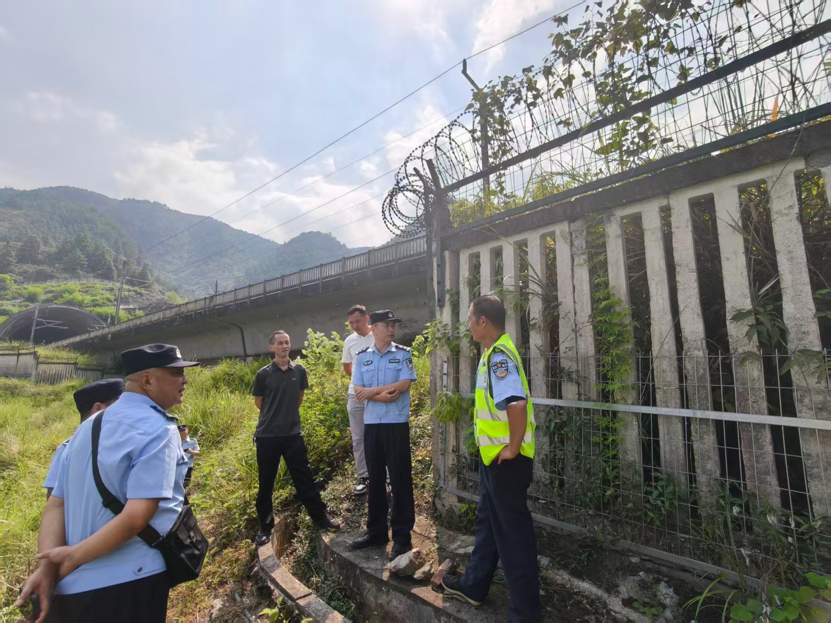 路地联动护铁路 多措并举筑平安 ——中方县铜湾镇扎实开展爱路护路专项行动
