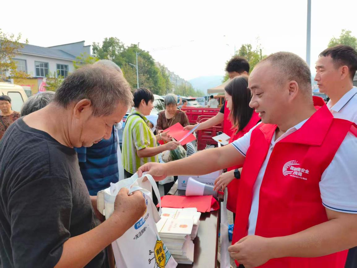 中方县中方镇：网络安全进集市 防骗知识入民心