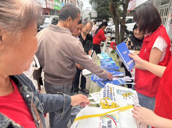 赶集普法护网络 安全宣传入民心——中方县桐木镇开展2026年网络安全宣传周赶集日宣传