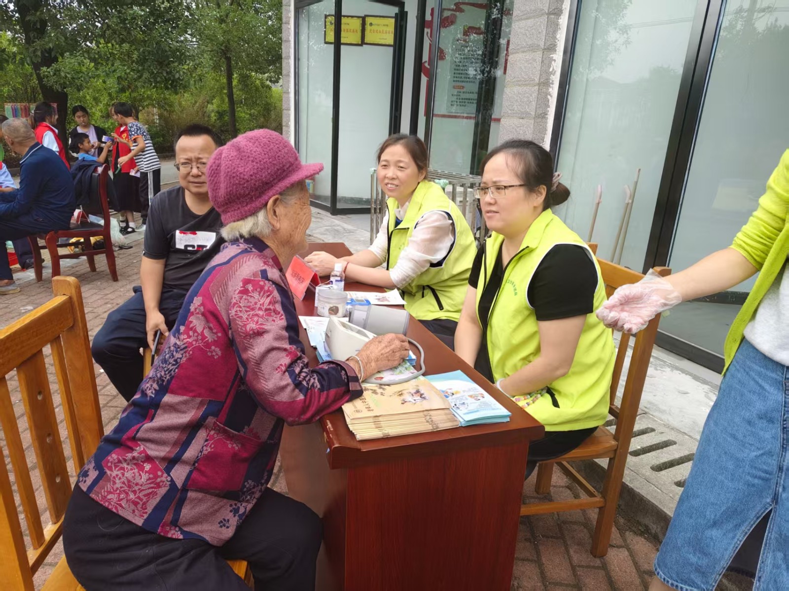 公益暖社区 月圆邻里情——中方县泸阳镇民政社工站联合花亭社区开展季度公益日暨中秋便民服务活动