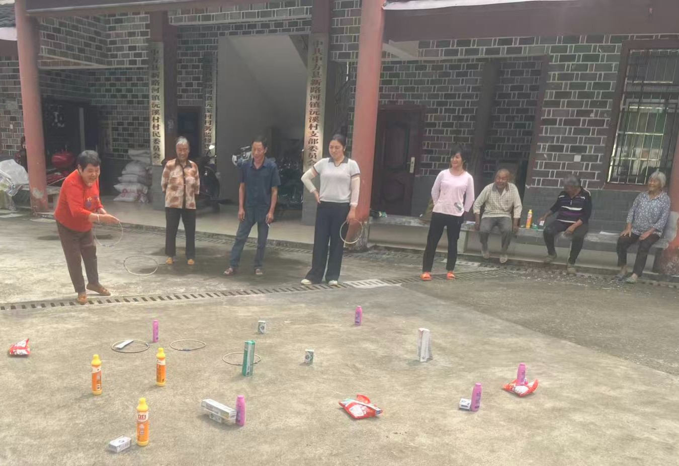 中方县新路河镇沅溪村：趣味套圈乐融融 党群服务中心变身群众欢乐场