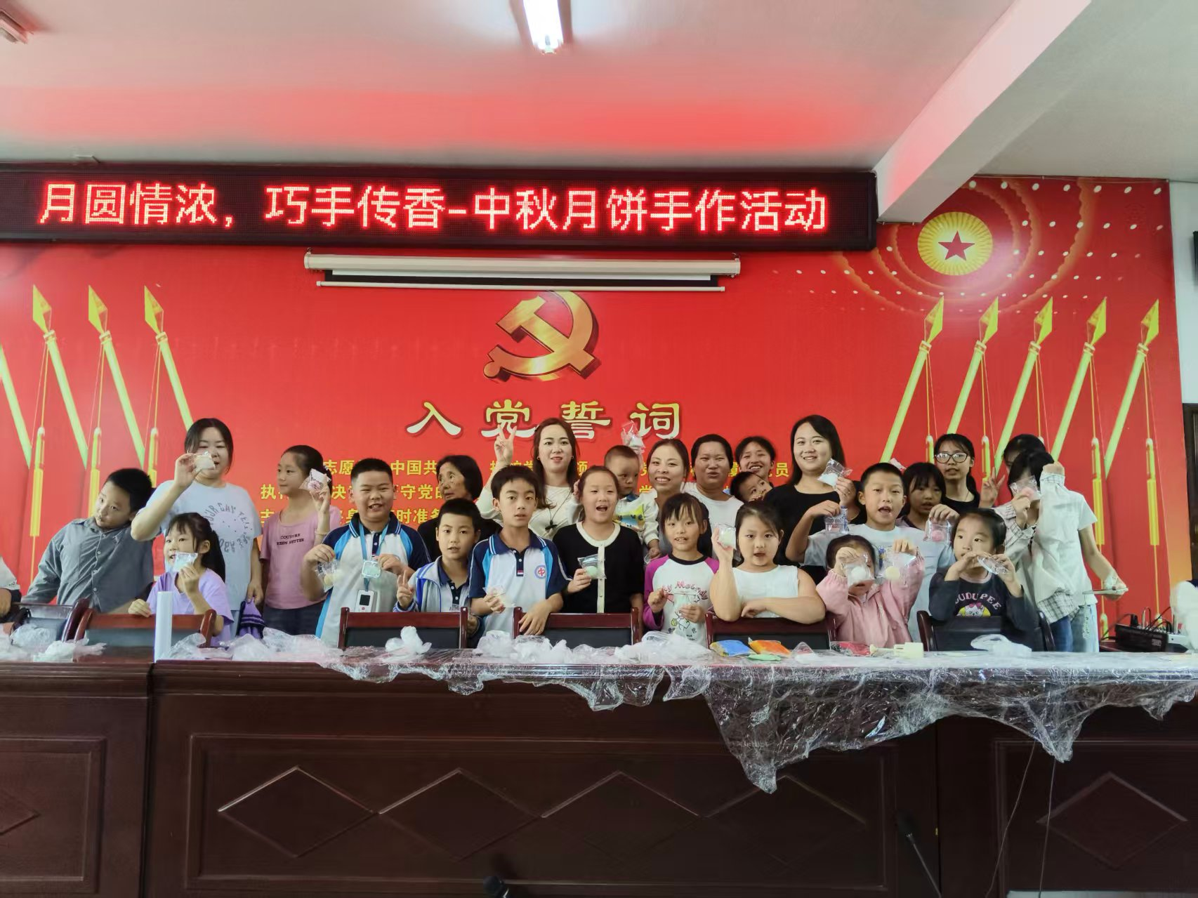 中方县中方镇中方村开展手工月饼制作活动