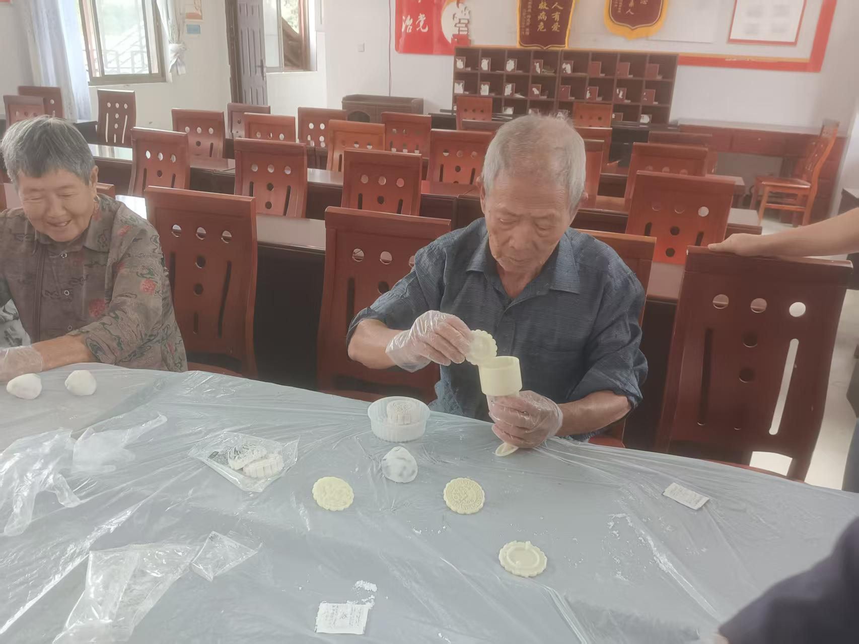 中方县新路河镇民政社工站： 月满中秋，情暖夕阳