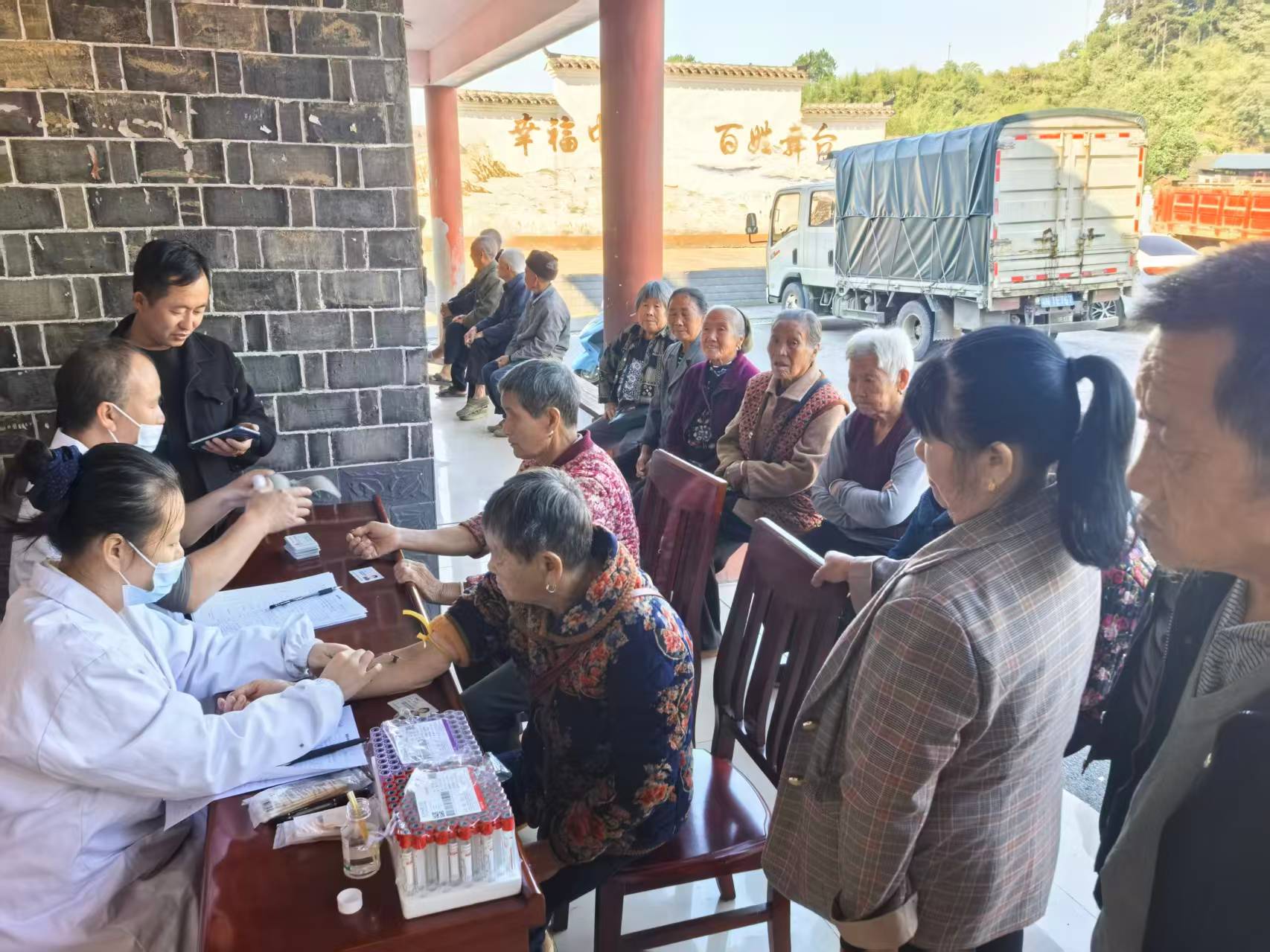 中方县铜鼎镇开展健康义诊暨医疗救助政策宣传活动