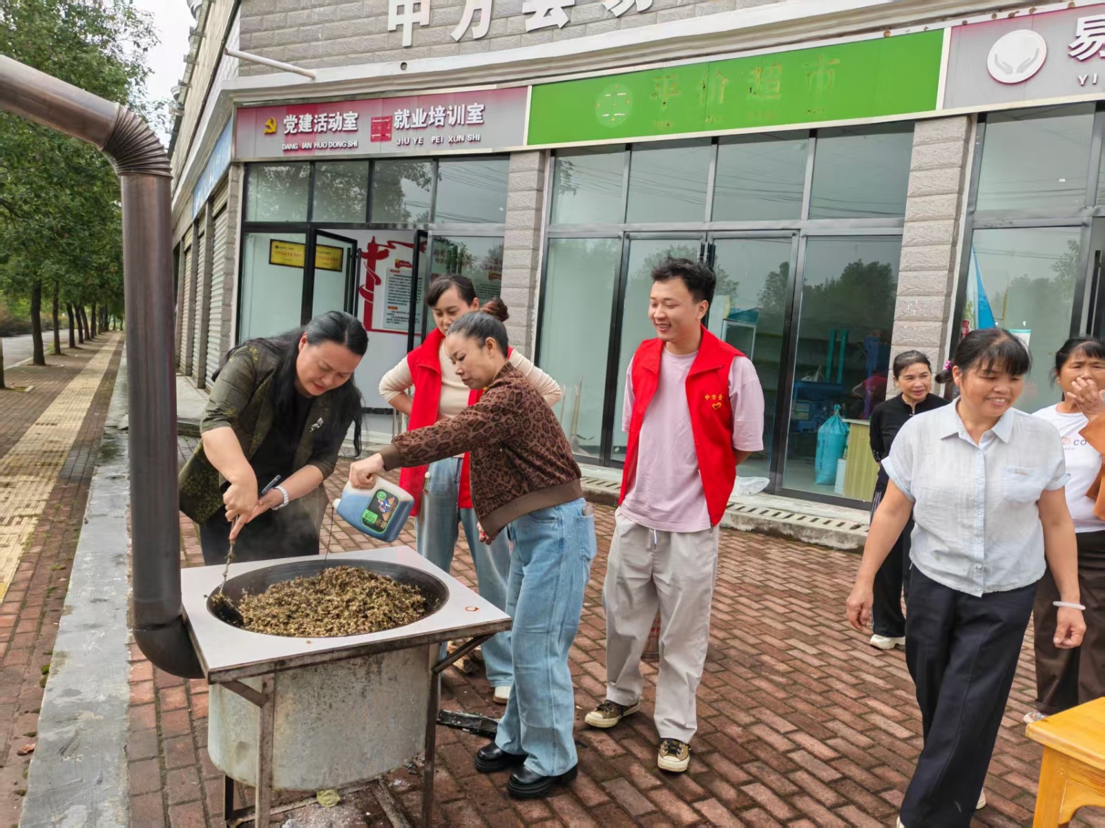 中方县泸阳镇花亭社区开展“九九重阳  桐叶传情”重阳敬老主题活动
