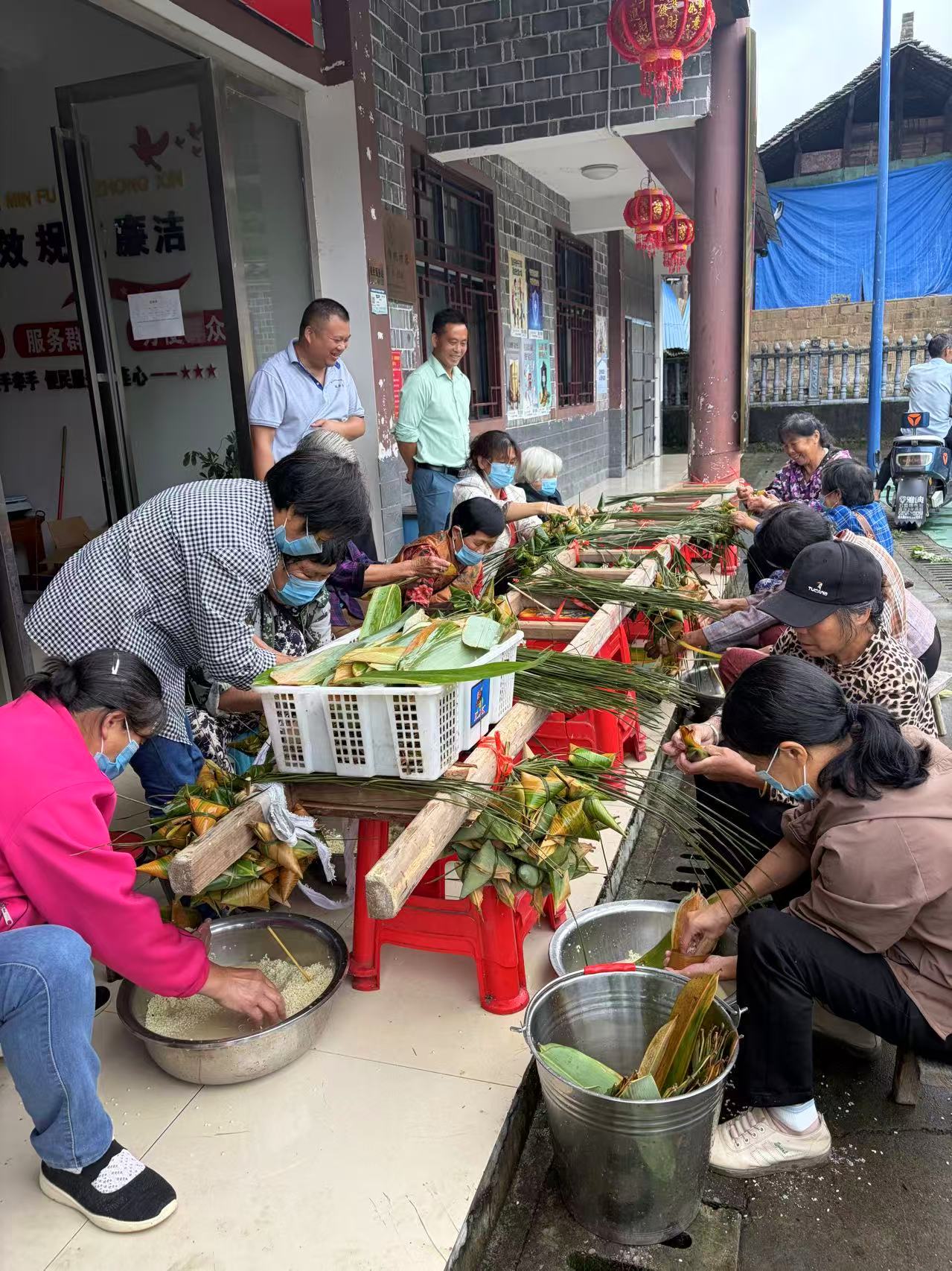 党旗在防汛抗灾一线高高飘扬|安置点上粽情浓！ 中方县接龙镇用心用情做好转移群众安置工作