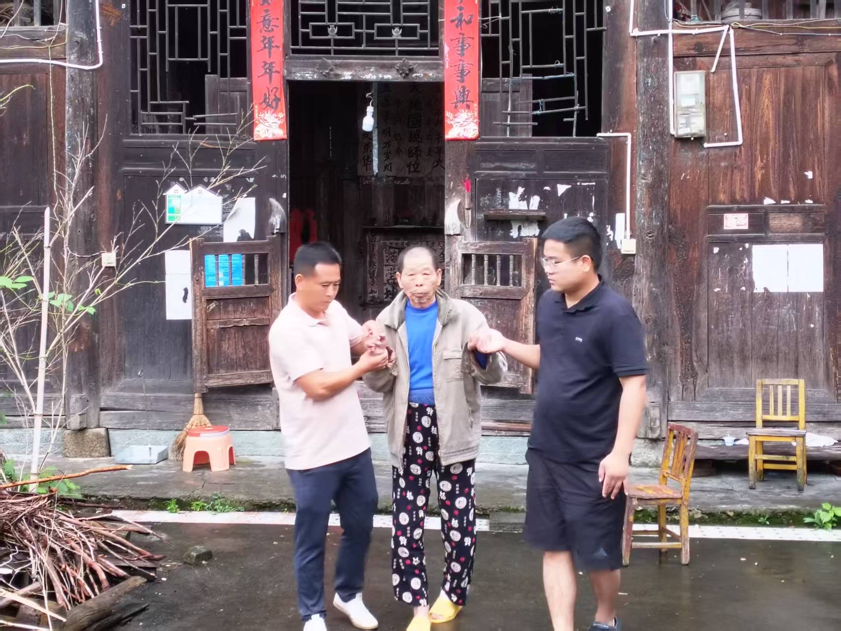 党旗在防汛抗灾一线高高飘扬|以汛为令！中方县接龙镇安全转移20户55名群众